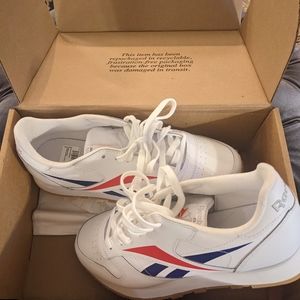 NIB Beautiful men's Reebok Classics size 9.5